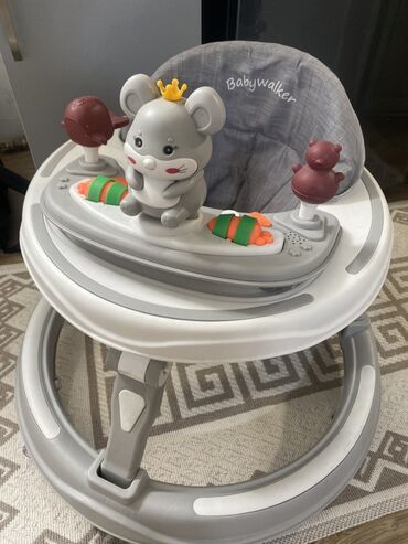 деревянные оружия: Детские ходунки Babywalker с серым мягким сиденьем. Перед ребенком