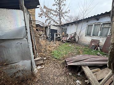 Продажа коттеджей и домов: Срочно продаётся пристроенная времянка в центре города, район — 6