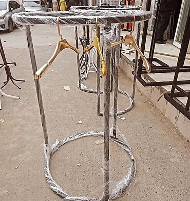 Stend vitrinləri: Mağaza üçün metal paltar asqıları və vitrin stendləri Məhsul təsviri — 5