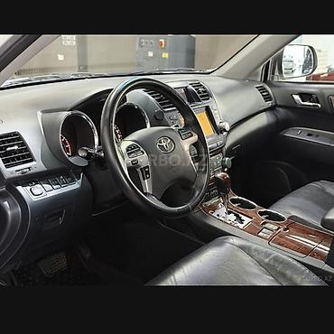 qapı paneli: Toyota Highlander – ağ rəngli, 7 yerlik geniş krossover/SUV. Əsas — 6