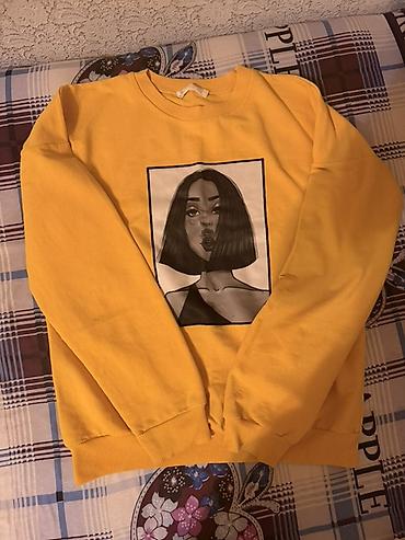 Kişi geyimləri: Sarı rəngli uniseks sweatshirt. Ön hissədə qara-ağ portret — 1