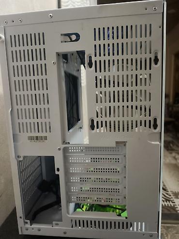 pc ana plata: Ağ rəngli şüşə panelli gaming PC korpusu – ARGB ventilyatorlarla — 2