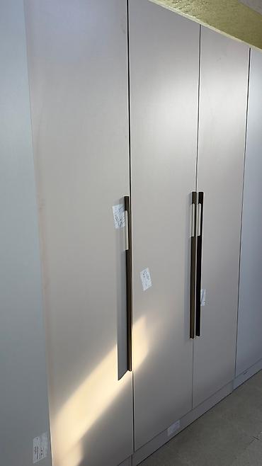 Шкафы для одежды: Шкаф трехдверный из ЛДСП. Качественная фурнитура — 14