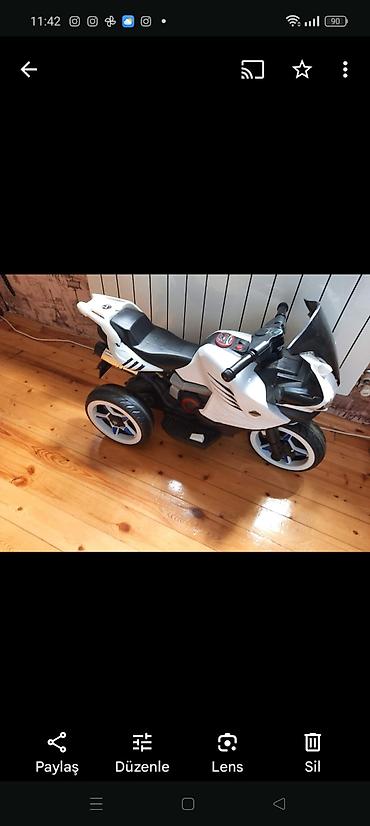 мотоцикл для детей: Uşaq üçün elektrikli üçtəkərli motosiklet - Rəng: ağ-qara, mavi detal — 1