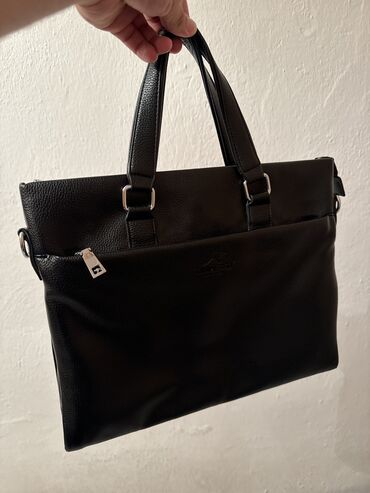 Чехлы и сумки для ноутбуков: Продается сумка для документов в черном цвете размеры 40*30