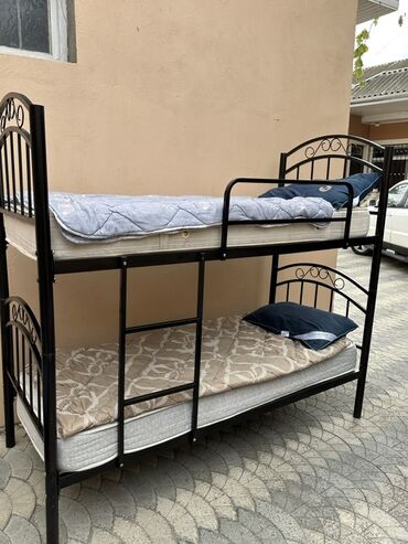 demir meheccer: Oğlan və qız üçün, Çarpayı, Matras ilə, Siyirməsiz, Dəmir