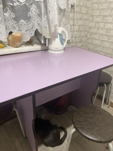 кухонная стол: Кухонный Стол, цвет - Фиолетовый, Б/у