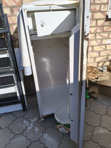 холодильники в рассрочку без процентов: Холодильник стандартного размера, выполненный в белом цвете