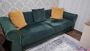 stepler boyuk: Yaşıl məxməri divan – klassik dizayn, dekorativ tikişli qolluqlar - — 2