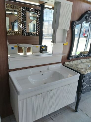 Мойдодыры: Ağ rəngli, müasir dizaynlı hamam mebeli dəsti. Dəstə yuyulma lavabosu