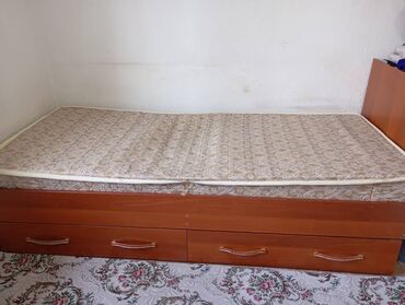 двуспальная кровать с ящиками: Кровать с матрасом и тремя выдвижными ящиками в основании. Ящики