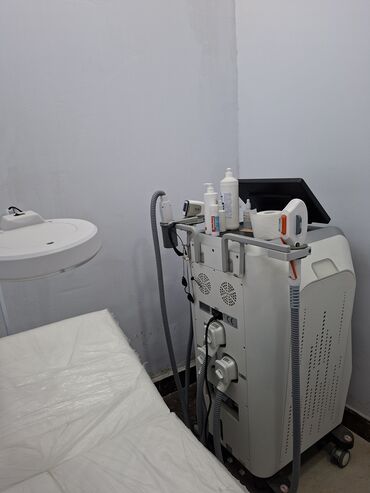 Düzləşdiricilər və ütüfenlər: Estetik prosedurlar üçün nəzərdə tutulmuş lazer epilyasiya aparatı. Bu