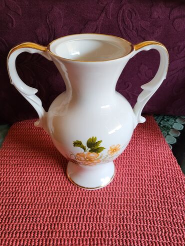 Ostali kućni dekor: Vaza nova 70te Zajecar porcelan. Vaza visina. 21cm — 2