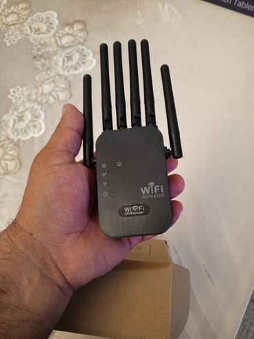 2 antenli modem: Ağ rəngdə olan bu Wi-Fi AP Repeater, ev və ya ofis şəraitində Wi-Fi