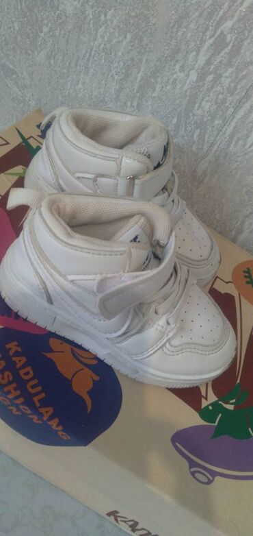 Детская обувь: Кроссовки Nike. Производство Китай. Размер 22, но маломерит