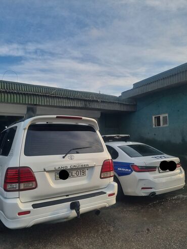 Toyota: Toyota Land Cruiser (100 seriyası) – ağ rəngdə, tam ölçülü 7 yerlik — 8