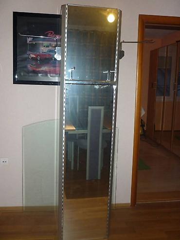 Stilske vitrine: Staklena vitrina/izložbeni panel sa ogledalom i metalnim nosačima - — 3