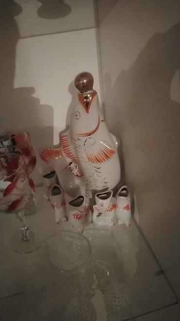 ağ baliq: Porcelan “balıq” dekanter və qədəh dəsti - Kompozisiya: 1 ədəd iri — 1