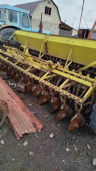 Зерновые сеялки: Зерновая сеялка прицепная жёлтый 250тыс. красный 250тыс Описание: - — 2