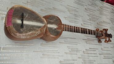 nəfəs aləti: Simli musiqi aləti, tipik olaraq, bir neçə simi olan, rezonans səsi