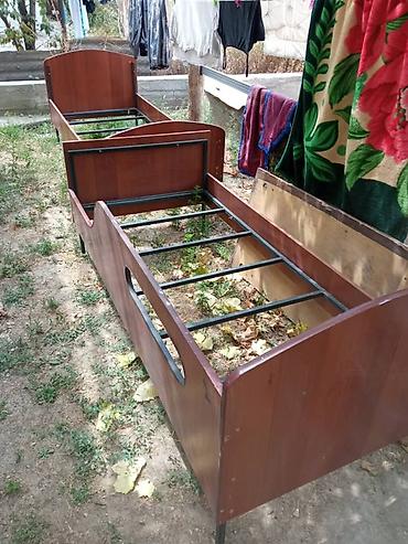 каркасы кровати: С матрасами,Односпальные кровати из фанеры и металла (2 шт.) - Размер — 1