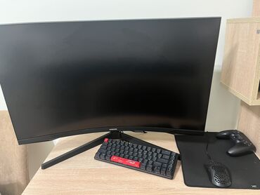 universal manitor: Samsung Odyssey G5
32 inch curved
2k resolution
165 Hz