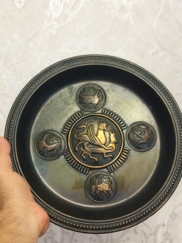 Güzgülər: Təmiz misdən qədimi dekorativ şəkil döymə əl işidi
