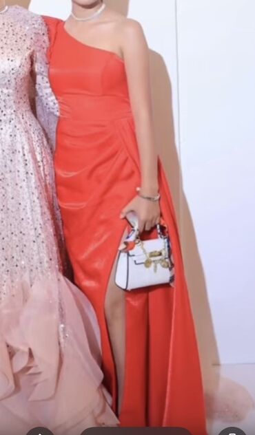 шикарное вечернее красное платье: Продаю🔥Шикарное вечернее платье!🔥 Ярко-красноеэффектное и