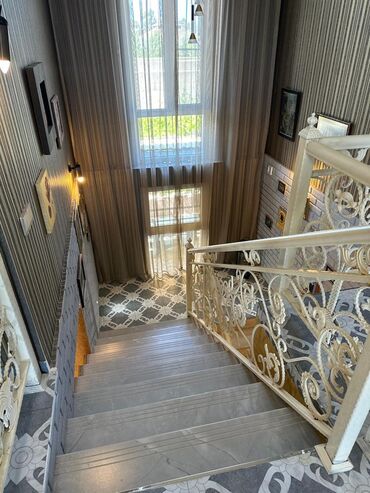 Həyət evləri və villaların satışı: Satılır: geniş həyətli fərdi yaşayış evi (tam mebellə) - 2 mərtəbəli — 31