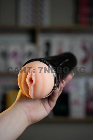 помпа для пениса: Вагинка со слепка порноактрисы в черной колбе с вибрацией и регуляцией