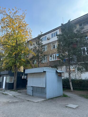 дом палатка: 2 бөлмө, 43 кв. м, Жатакана жана мейманкана түрүндө, 3 кабат, Эски ремонт