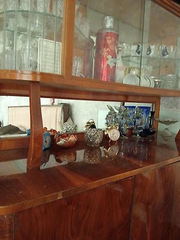 ucuz qorka: Retro vitrinqarderob – taxta karkaslı, şüşə vitrinli, güzgülü konsollu — 2