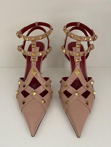 обу: Valentino Garavani Rockstud — культовая модель Элегантные босоножки — 3