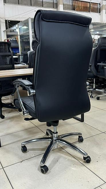 Другая мебель: Кресло руководителя выполнено в современном дизайне из износостойкой — 9