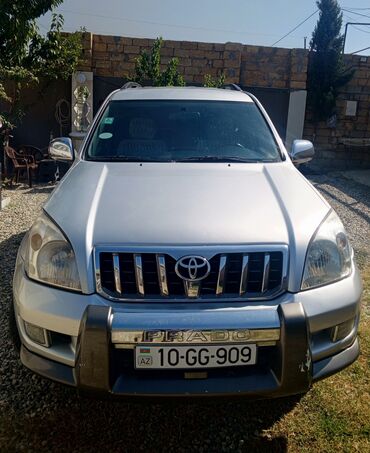prado disk təkər: Gümüşü rəngli Toyota Prado SUV avtomobili möhkəm qabaq bufer və dam