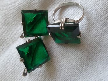 сережки и кольцо: Продаю серебряный комплект 925пр Красивого зелёного цвета Размер