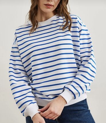 qadin ucun koynekler: - Rəng: ağ fon üzərində mavi üfüqi zolaqlar - Kəsim: rahat, bir az