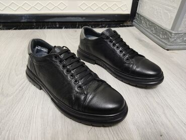 Ayaqqabılar: Casual ayaqqabi. Almaniyadan 62 avroya alinib. Original deridir — 9