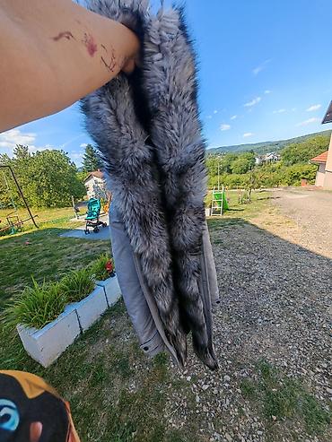 Personal Items: Jakna ima oštećenje na krznu, rašiven šav — 3