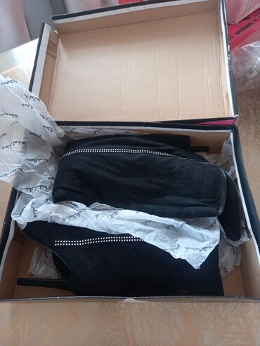 Çəkmələr: Amerikadan sifariş edilib. Çox uzundur, dizdən yuxarıdır, botforddur — 8