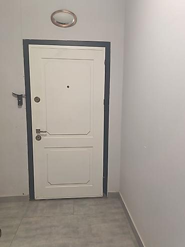 Ağ rəngdə giriş qapısı - Material: metal karkaslı, ağ MDF/panel örtük