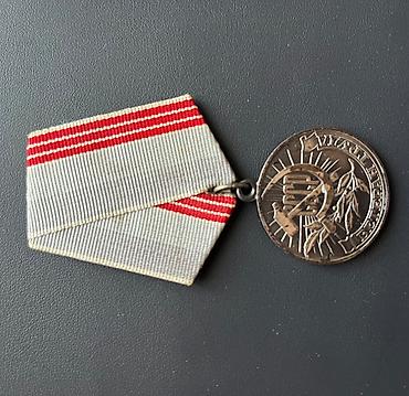 udarnik: SSR dövrünə aid kolleksiya üçün nişan və medal dəsti Tərkib: - — 2