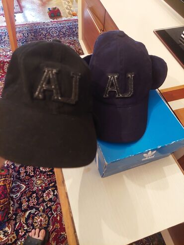 mektebli geyimi: Original ARMANI JUNIOR İki ədəd “AJ” loqolu kepka. Bir ədədi qara