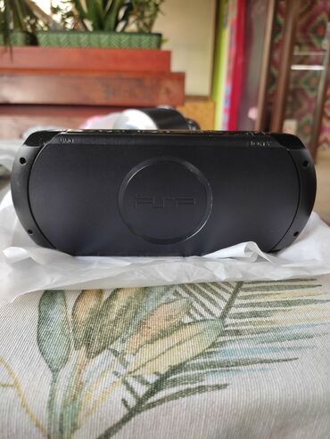 PSP (Sony PlayStation Portable): ČIPOVAN SONY PSP® je prenosna konzola za igranje koja nudi širok — 14