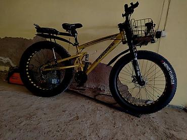 velsiped: Fatbike dağ velosipedi. 26 4x – tam avadanlıqlı, işıqlarla və səbətlə — 3