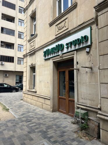 Obyekt arendaya verilir uzun muddet salon kimi işləyib. Ofis kimi və