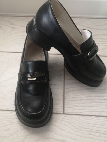 Женская обувь: Продаю б/у туфли,в хорошем состоянии, носили 1 месяц. Покупали за 1500