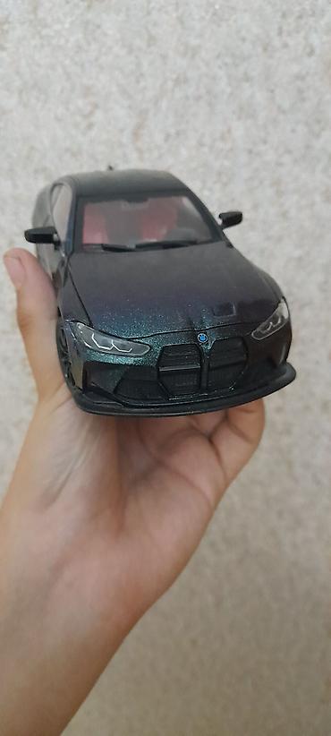 qirmizi masin: Bmw M4 (G82) 1:24 Miqyas Təzədir Səsli və İşıqlı Hər yeri açılır — 1