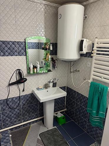 Продажа коттеджей и домов: Продаётся отдельный жилой дом с двориком и навесом для авто. - — 4