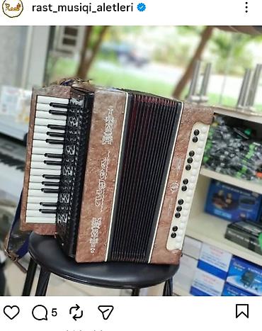 akkardeon: Qarmon. Xüsusiyyətlər: - Sağ tərəfdə pianino tipli klaviatura (ağ-qara — 2